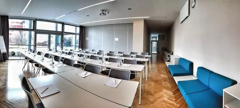 هتل Holiday Inn Prague Airport, An Ihg