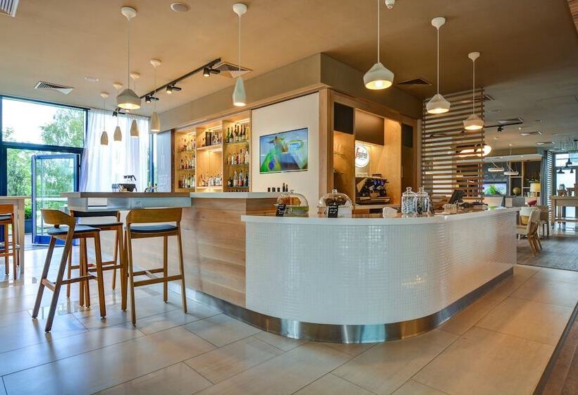 هتل Holiday Inn Prague Airport, An Ihg