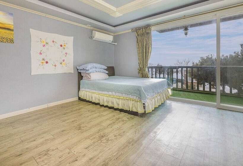 Ganghwa Badatgashimteo Pension