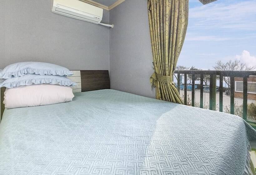 Ganghwa Badatgashimteo Pension