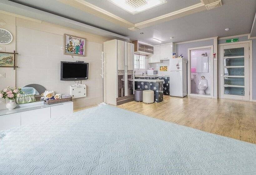 Ganghwa Badatgashimteo Pension