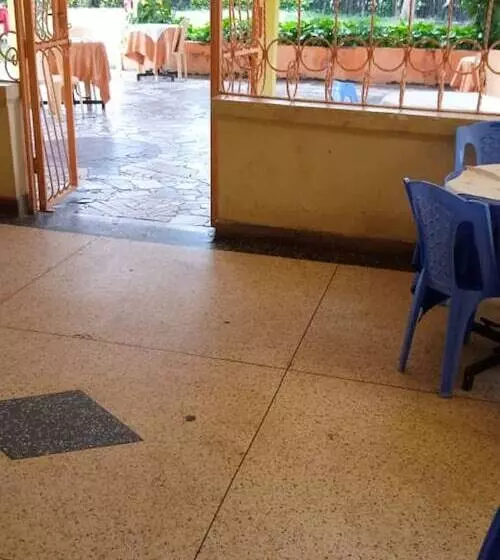 هتل Chariot County