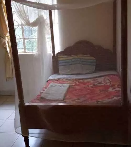 هتل Chariot County