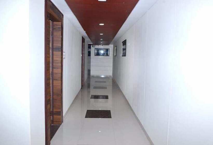 호텔 The New Holiday Inn