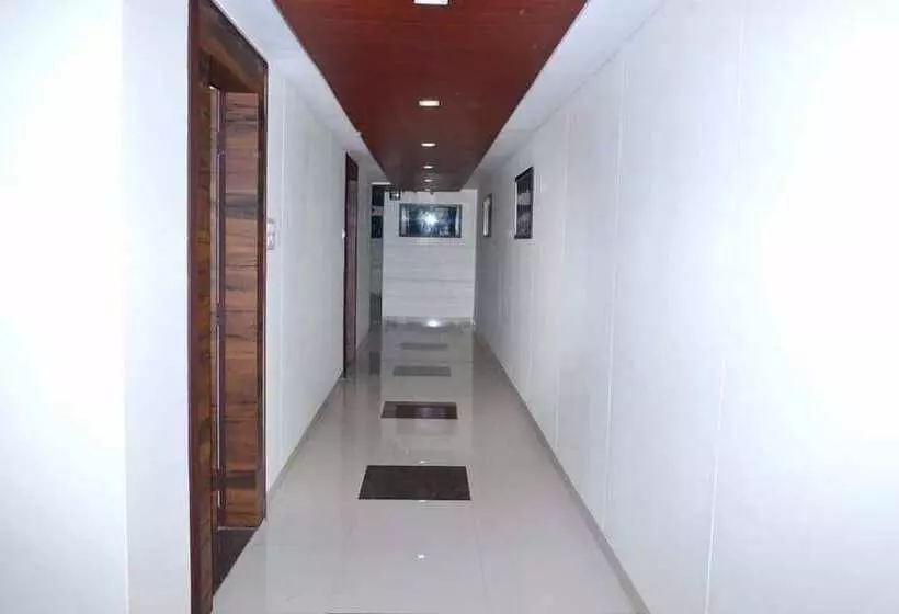 ホテル The New Holiday Inn