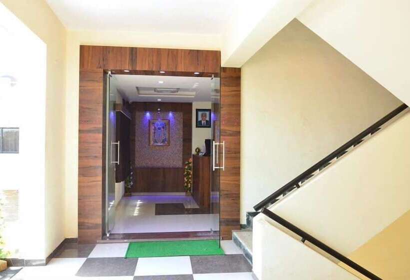 호텔 The New Holiday Inn