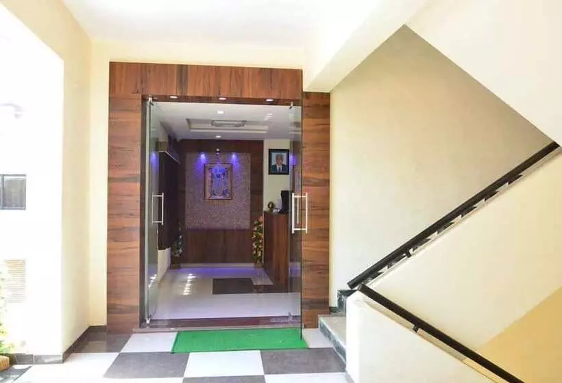 ホテル The New Holiday Inn