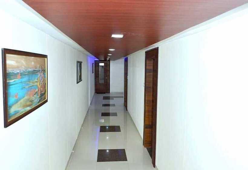 호텔 The New Holiday Inn