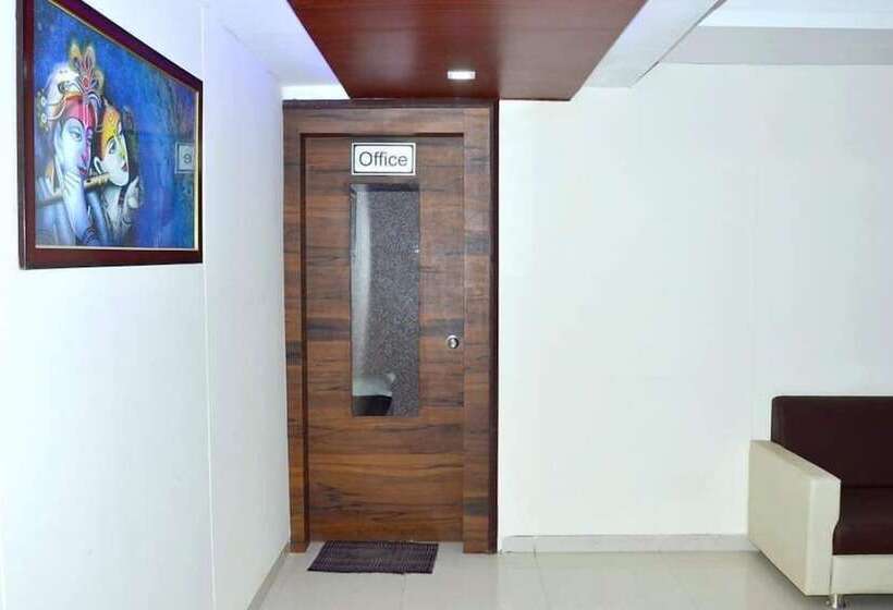 호텔 The New Holiday Inn