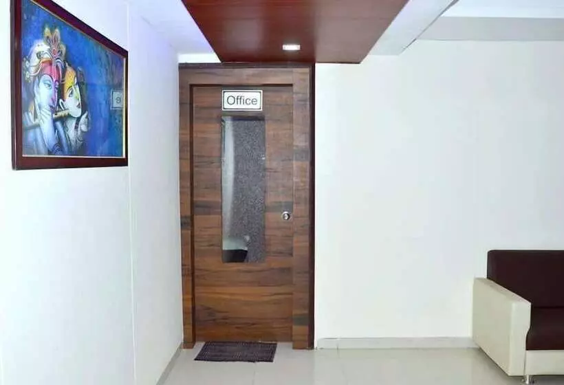 ホテル The New Holiday Inn