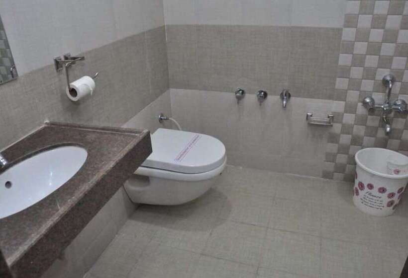 호텔 The New Holiday Inn