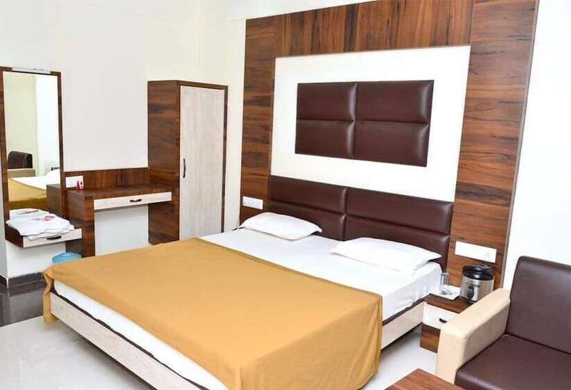 호텔 The New Holiday Inn