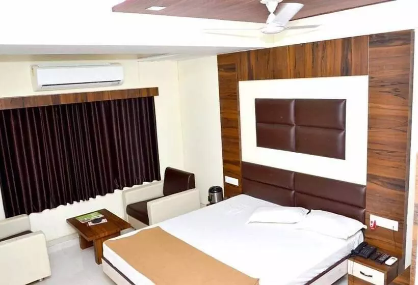 ホテル The New Holiday Inn