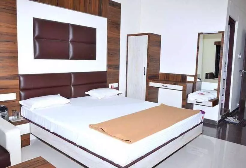 ホテル The New Holiday Inn