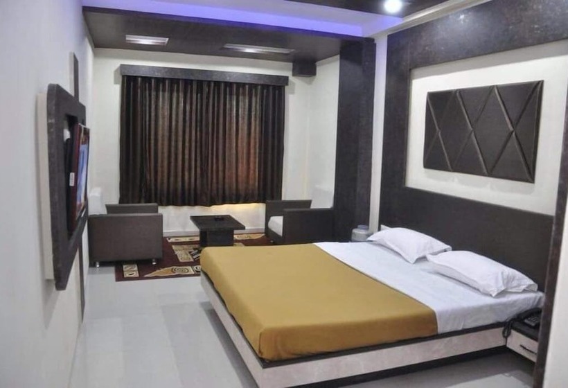 호텔 The New Holiday Inn