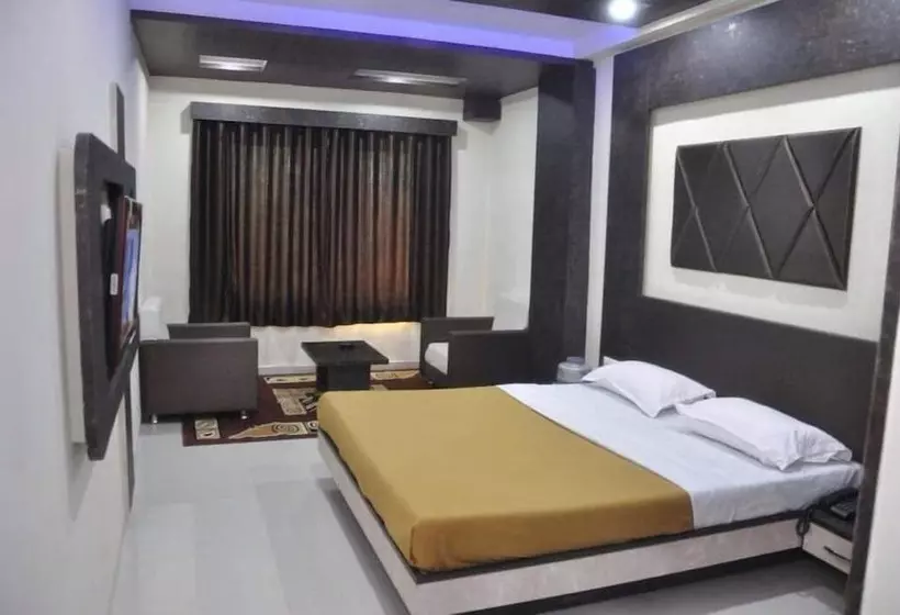 ホテル The New Holiday Inn