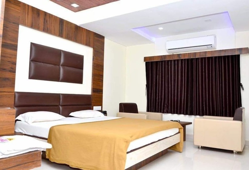 호텔 The New Holiday Inn