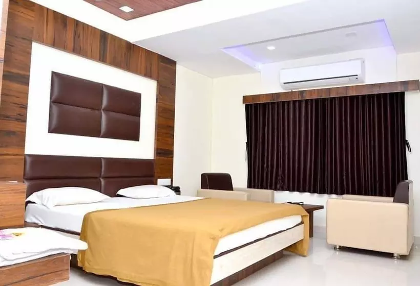 ホテル The New Holiday Inn