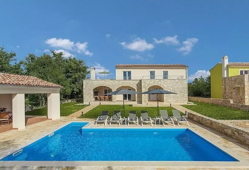 Modernly Furnished Villa With Private Pool For 6 Persons, Near Rovinj