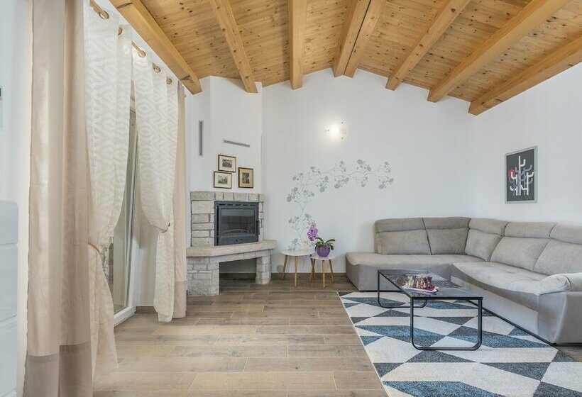 Modernly Furnished Villa With Private Pool For 6 Persons, Near Rovinj