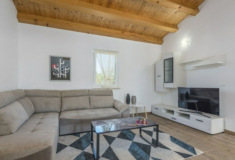 Modernly Furnished Villa With Private Pool For 6 Persons, Near Rovinj