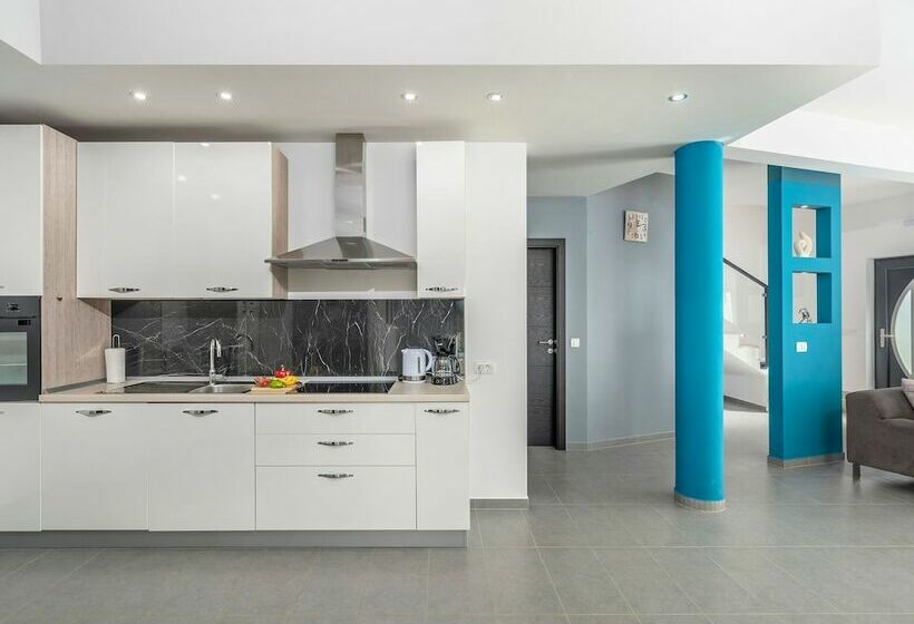 Villa For Up To 10 Guests With Private Pool And Garden