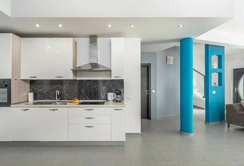 Villa For Up To 10 Guests With Private Pool And Garden