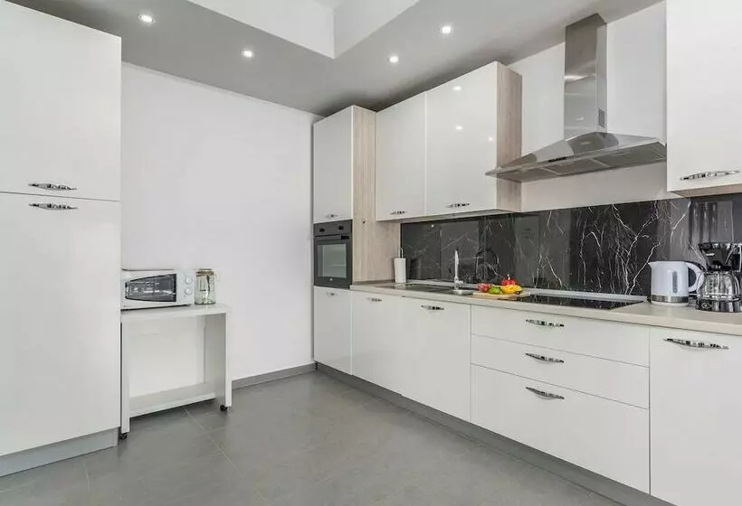 Villa For Up To 10 Guests With Private Pool And Garden