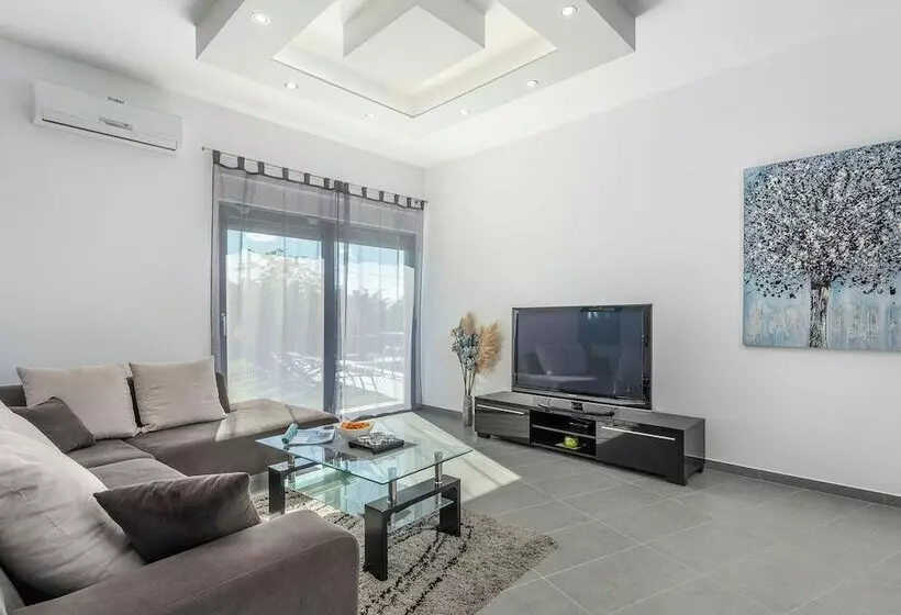 Villa For Up To 10 Guests With Private Pool And Garden