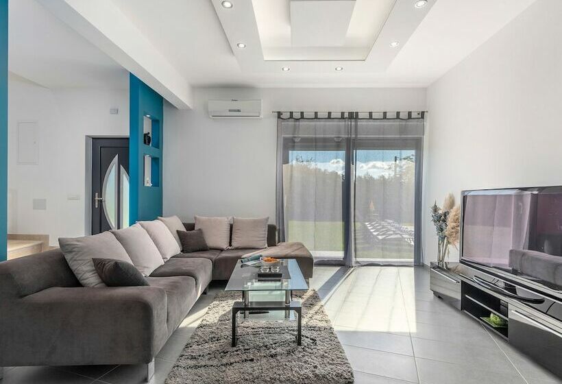 Villa For Up To 10 Guests With Private Pool And Garden