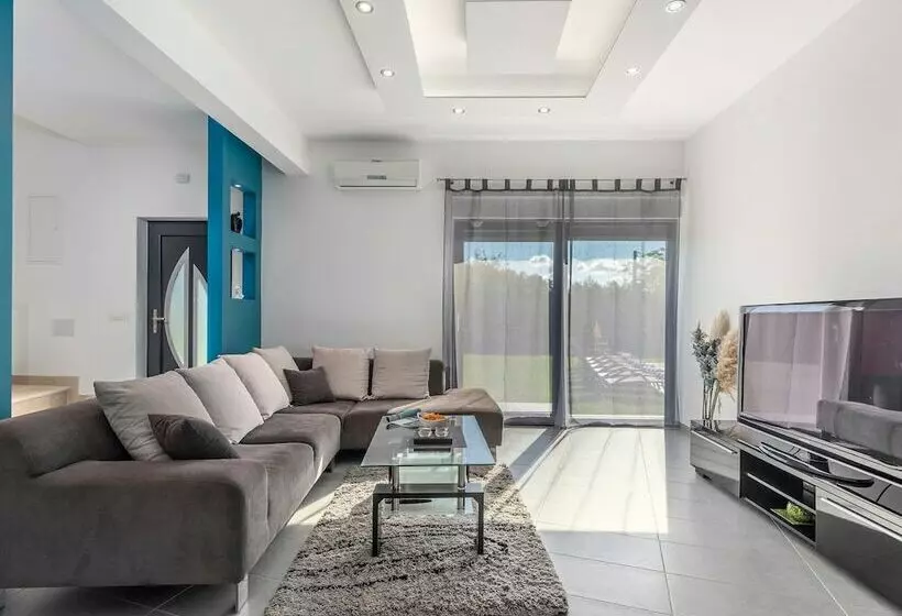 Villa For Up To 10 Guests With Private Pool And Garden