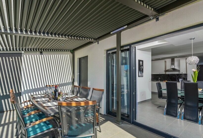 Villa For Up To 10 Guests With Private Pool And Garden