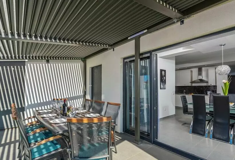 Villa For Up To 10 Guests With Private Pool And Garden