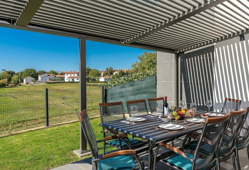 Villa For Up To 10 Guests With Private Pool And Garden