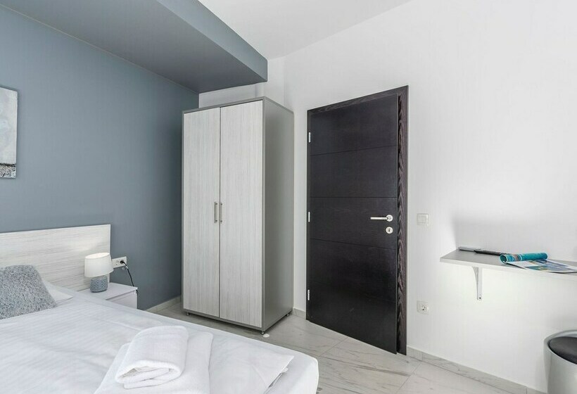 Villa For Up To 10 Guests With Private Pool And Garden