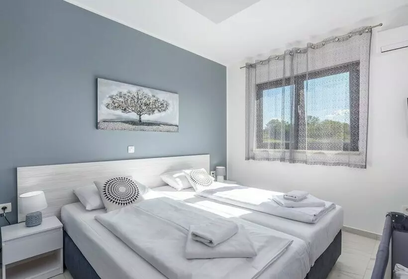 Villa For Up To 10 Guests With Private Pool And Garden