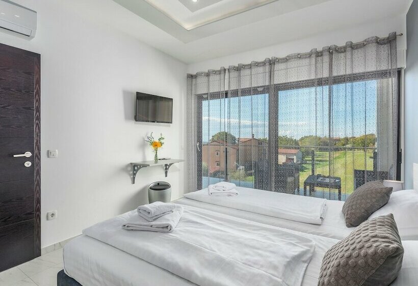 Villa For Up To 10 Guests With Private Pool And Garden