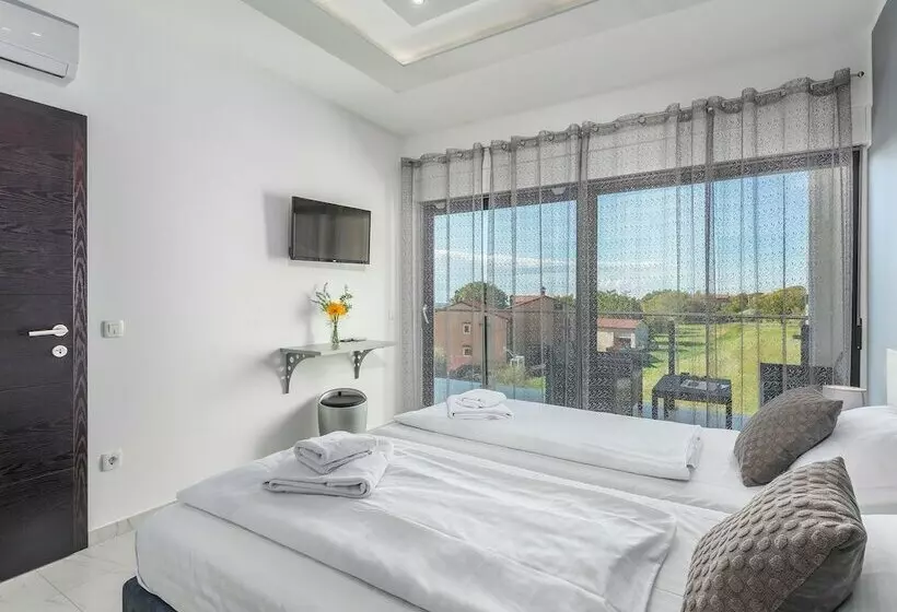 Villa For Up To 10 Guests With Private Pool And Garden