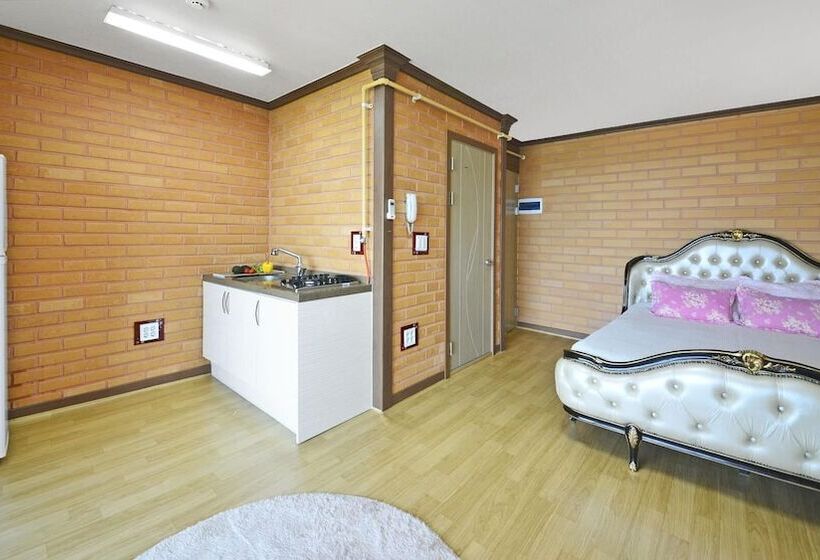Yeosu Hwangto Pension