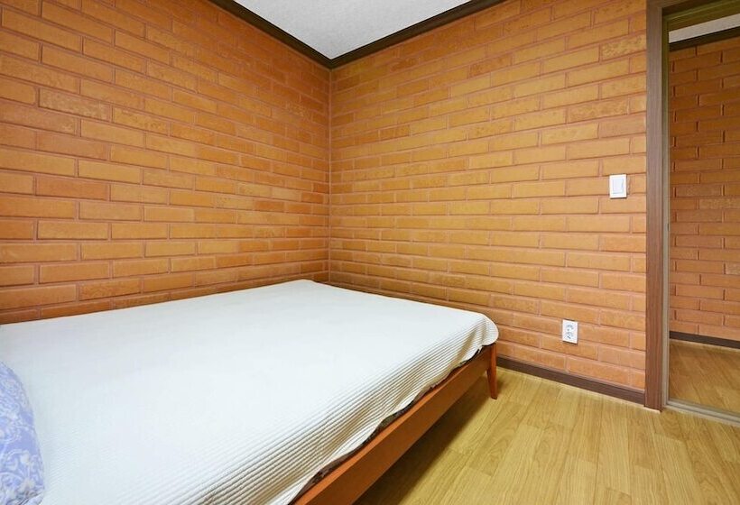 Yeosu Hwangto Pension