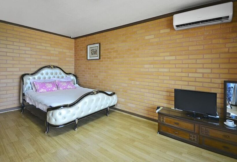 Yeosu Hwangto Pension