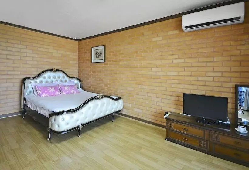 Yeosu Hwangto Pension