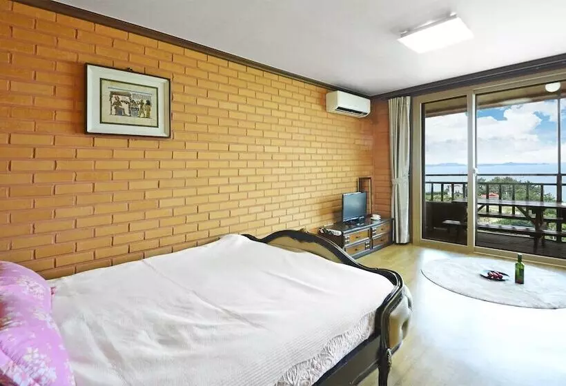 Yeosu Hwangto Pension