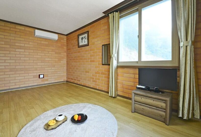 Yeosu Hwangto Pension