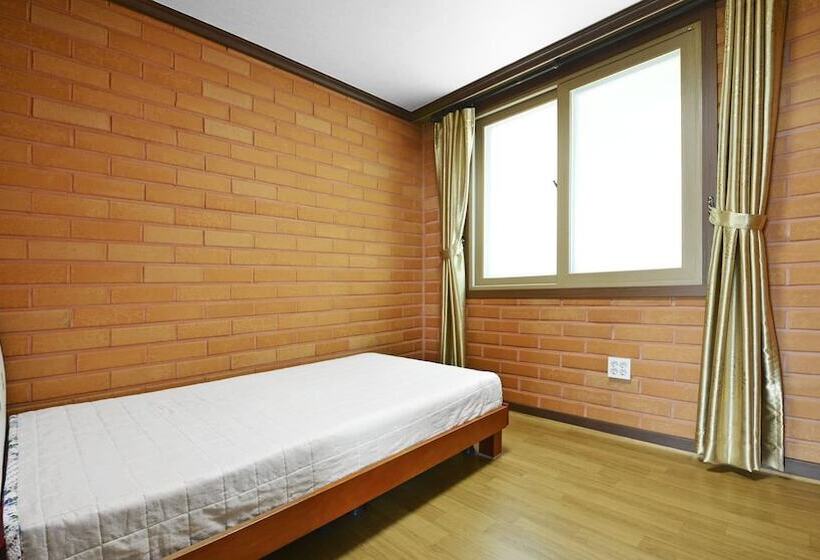 Yeosu Hwangto Pension