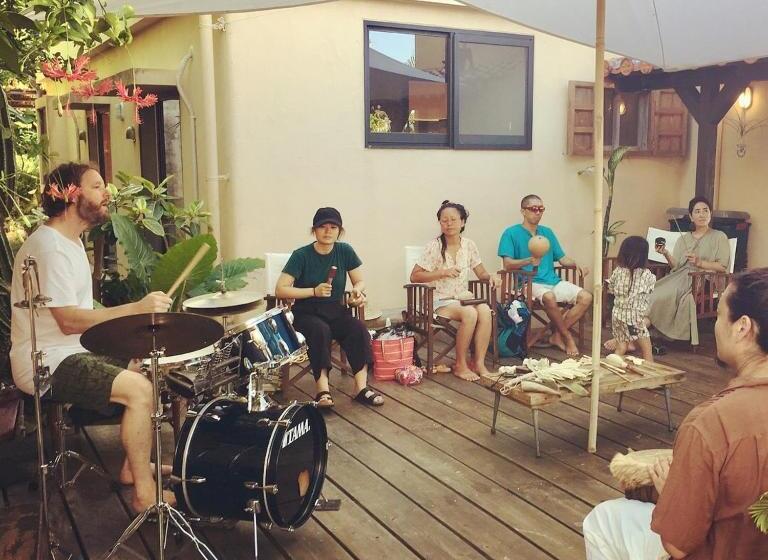 تختخواب و صبحانه Somos