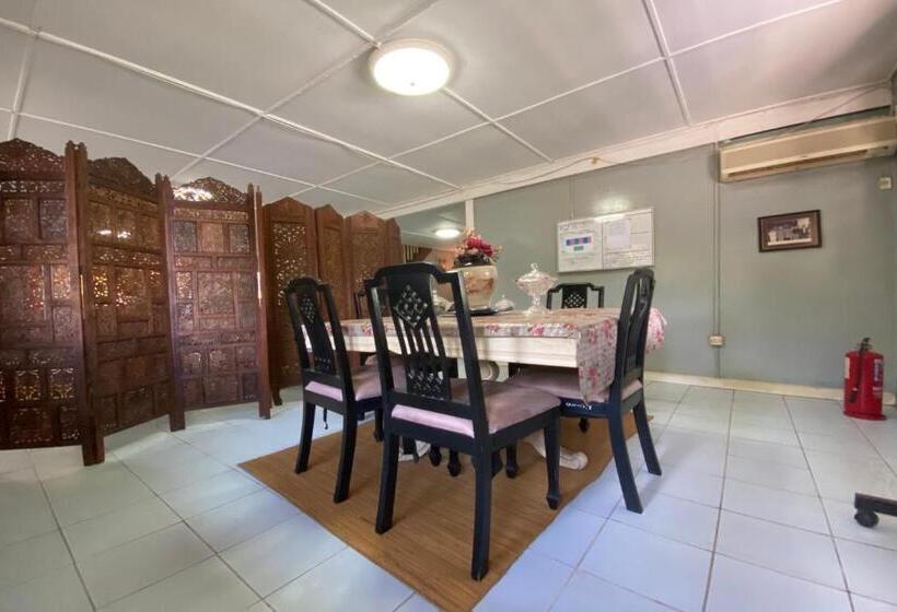 בית מלון כפרי Oyo 90287 Rb Homestay & Farms