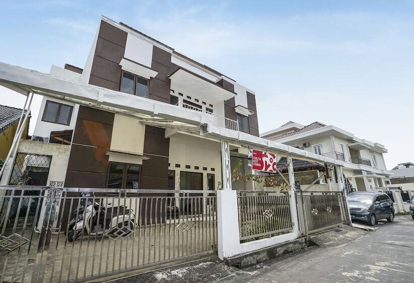 ホテル Oyo 90595 Ferezsa Kost Syariah