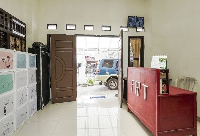 ホテル Oyo 90595 Ferezsa Kost Syariah