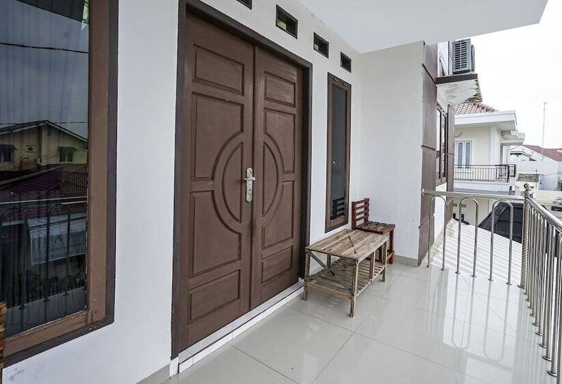 ホテル Oyo 90595 Ferezsa Kost Syariah